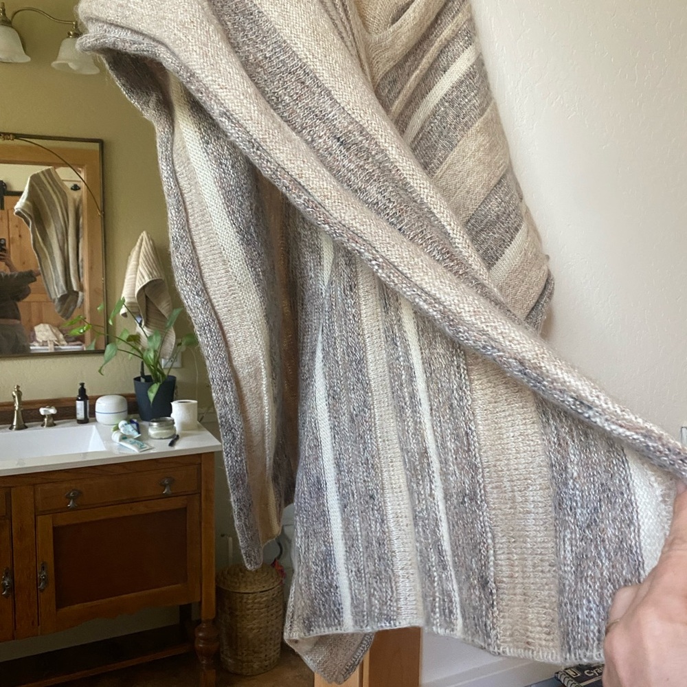 Beautiful wool Poncho - Picture 3 of 3